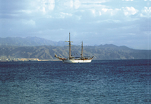 סירה בים סירה בים